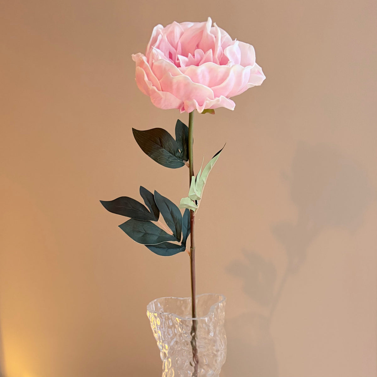 Närbild på en konstgjord ljusrosa pion som visar detaljerad kvalitet