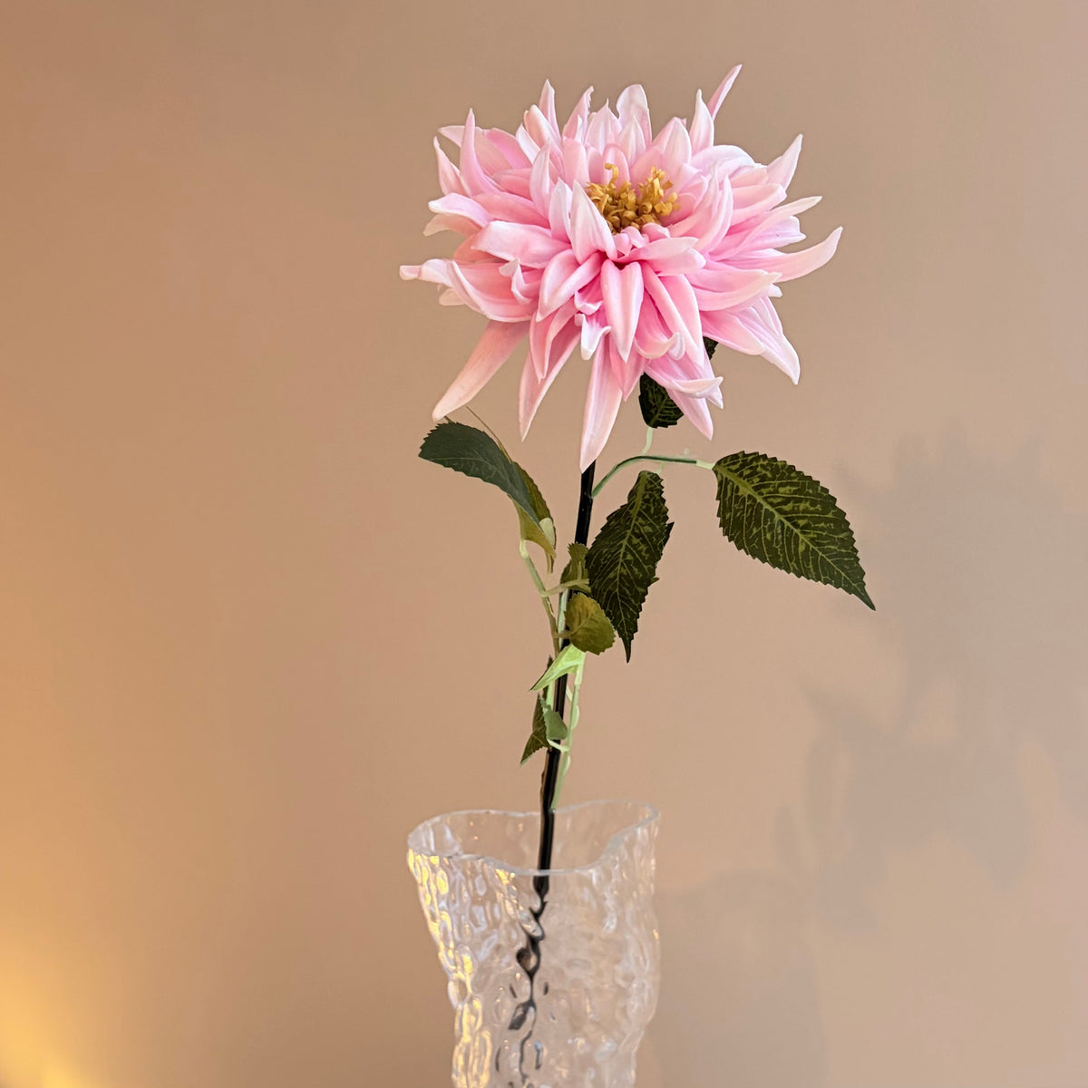 Konstgjord rosa dahlia i ett modernt, färgstarkt uttryck