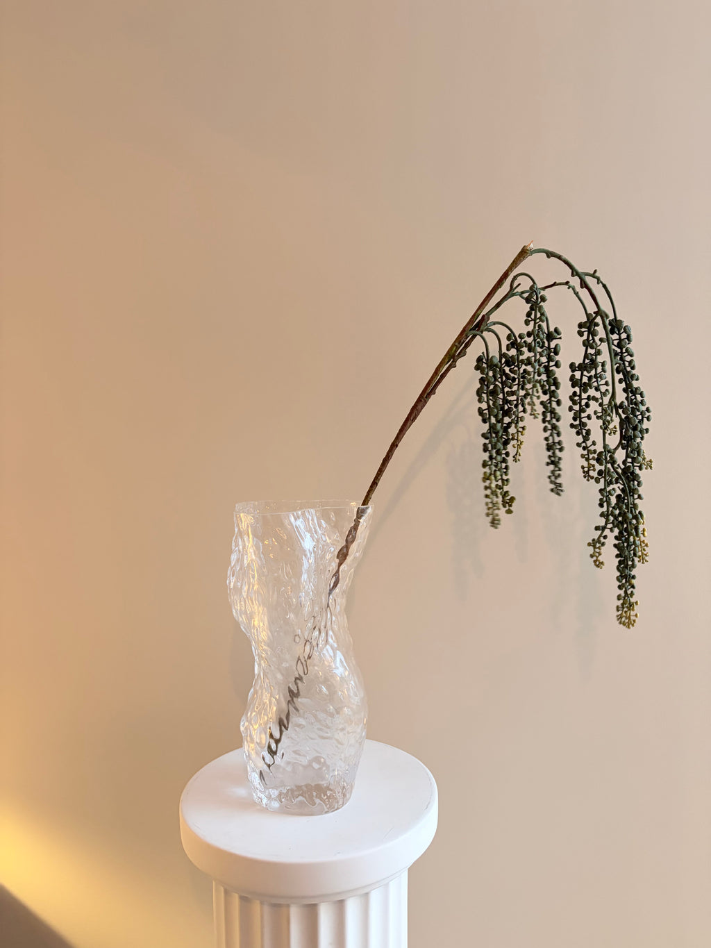 Konstgjord mörkgrön amaranthus-kvist, närbild 2