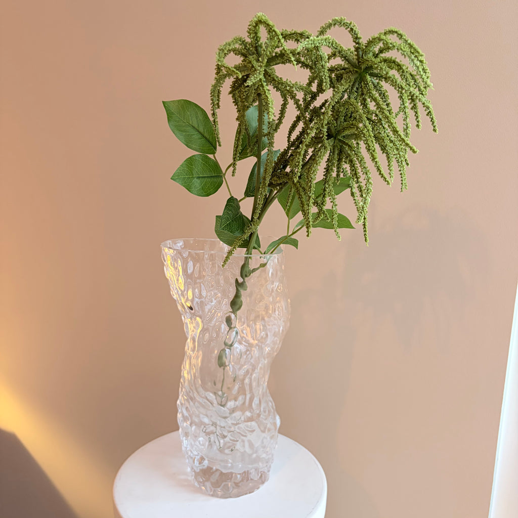Konstgjord hängande grön amaranthus-kvist, närbild 3