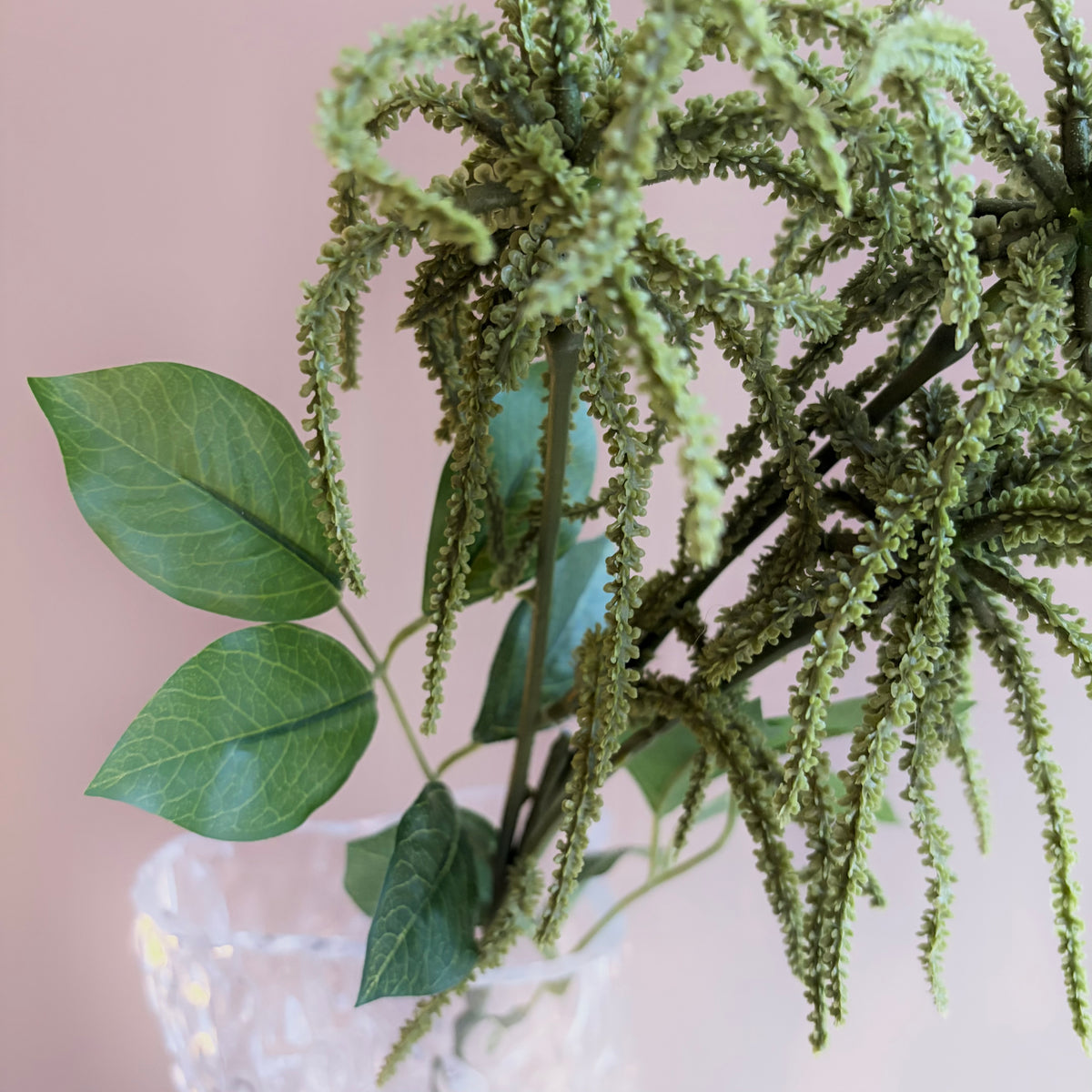 Konstgjord hängande grön amaranthus-kvist, närbild 2