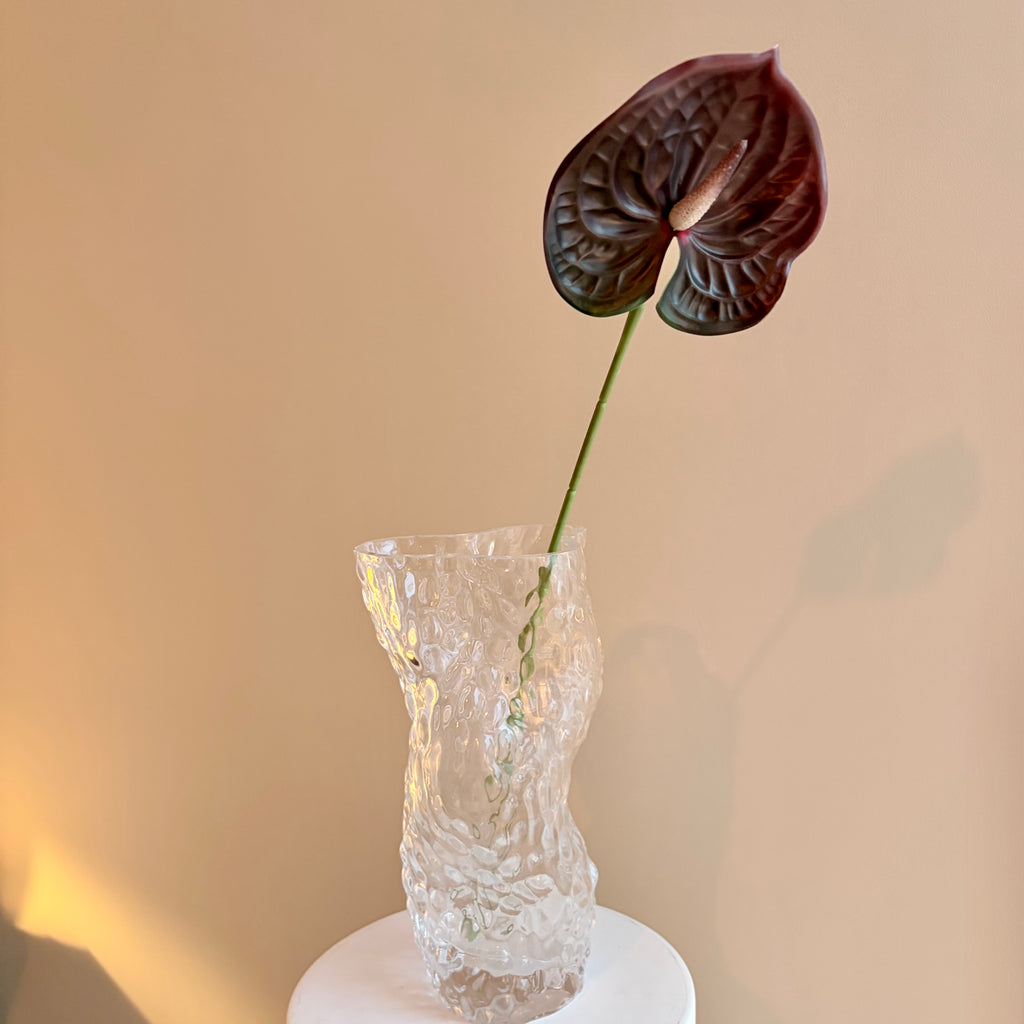 Konstgjord anthurium i vinröd nyans, närbild