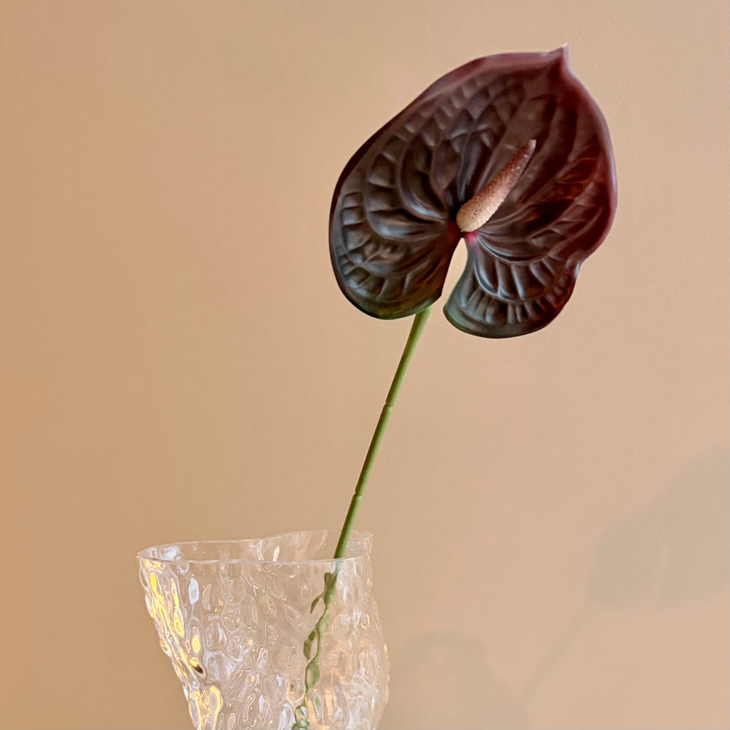 Konstgjord anthurium i vinröd nyans