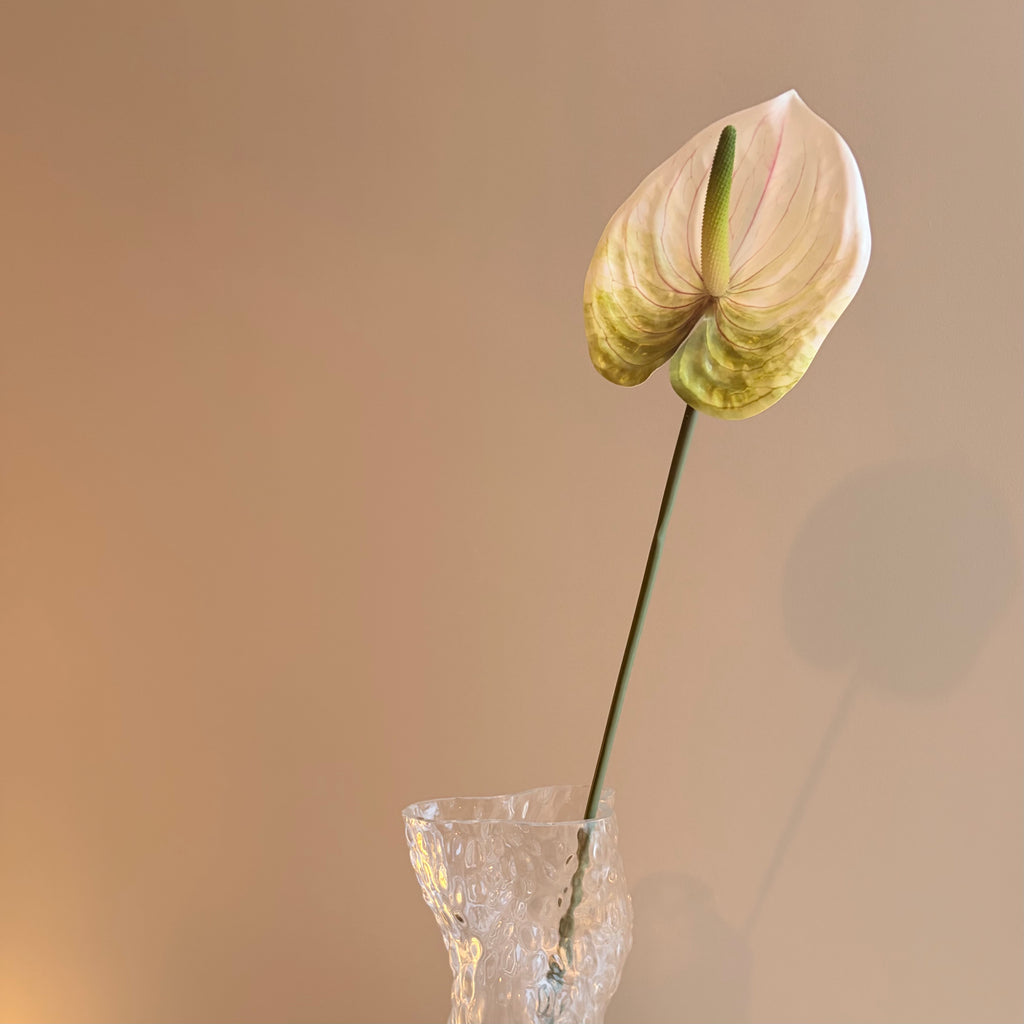 Konstgjord vit anthurium, närbild