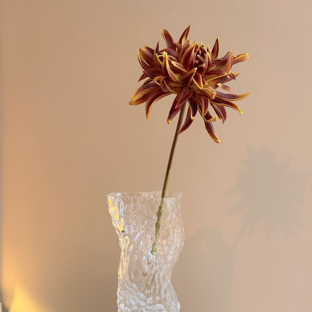 Konstgjord dahlia i ljusbrun nyans, närbild
