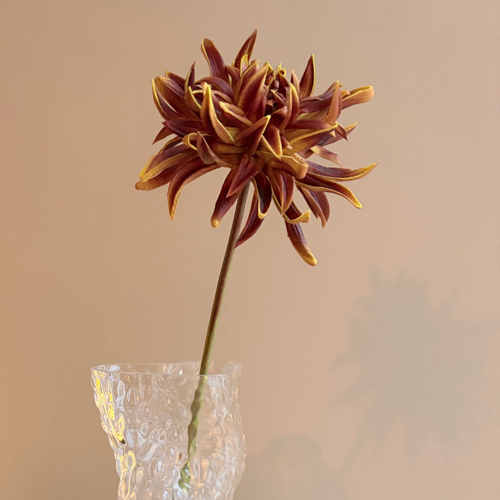 Konstgjord dahlia i ljusbrun nyans