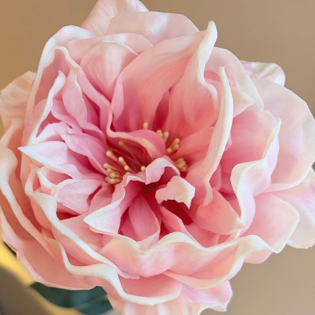 Konstgjord ljusrosa pion, närbild