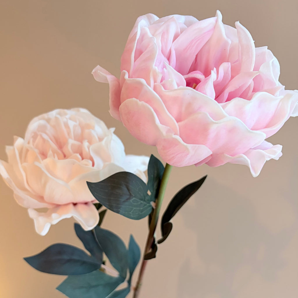 Konstgjord ljusrosa pion, närbild